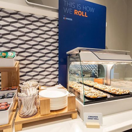Holiday Inn Express & Suites - Dallas Market Center By Ihg Εξωτερικό φωτογραφία