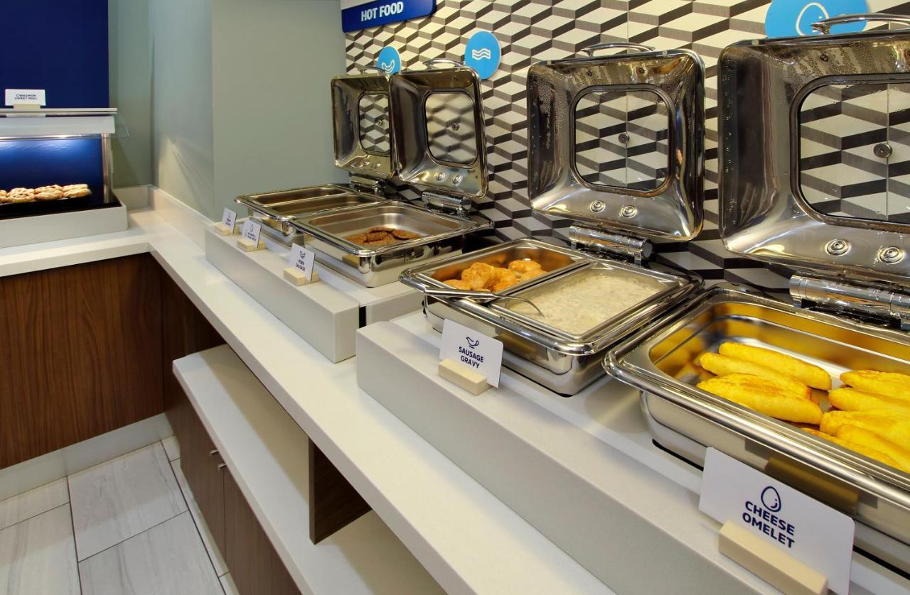 Holiday Inn Express & Suites - Dallas Market Center By Ihg Εξωτερικό φωτογραφία