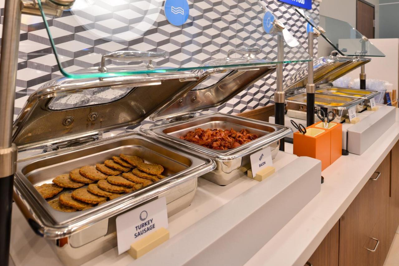 Holiday Inn Express & Suites - Dallas Market Center By Ihg Εξωτερικό φωτογραφία
