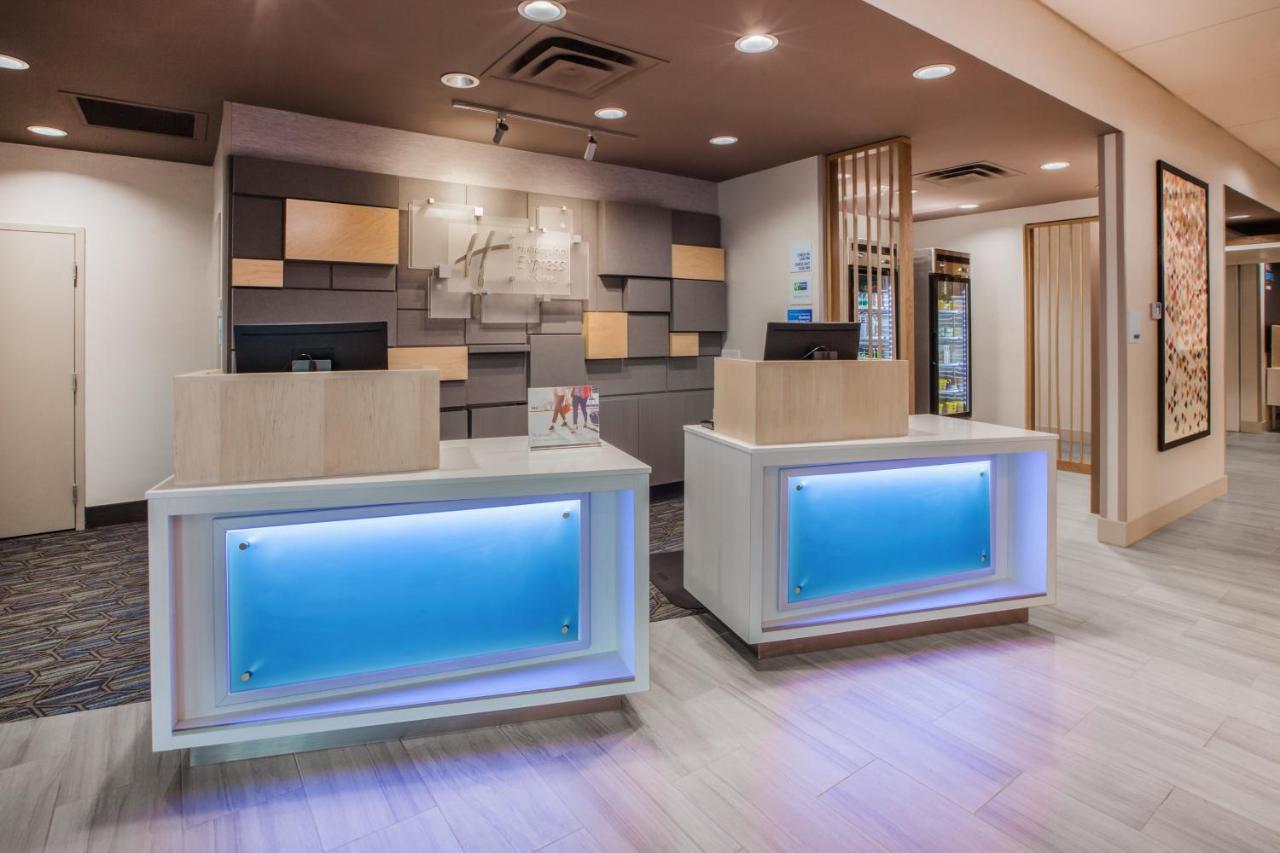 Holiday Inn Express & Suites - Dallas Market Center By Ihg Εξωτερικό φωτογραφία
