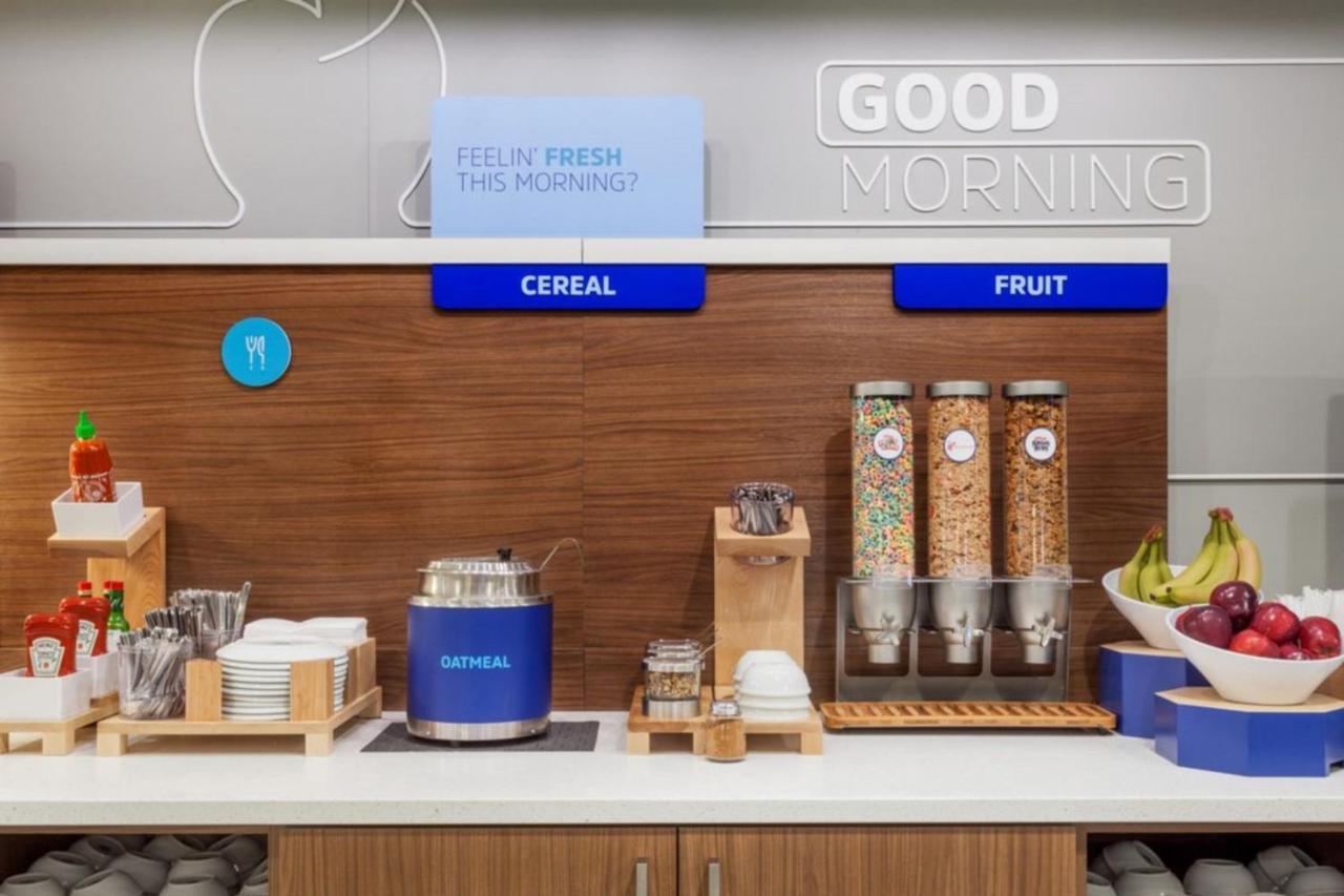 Holiday Inn Express & Suites - Dallas Market Center By Ihg Εξωτερικό φωτογραφία
